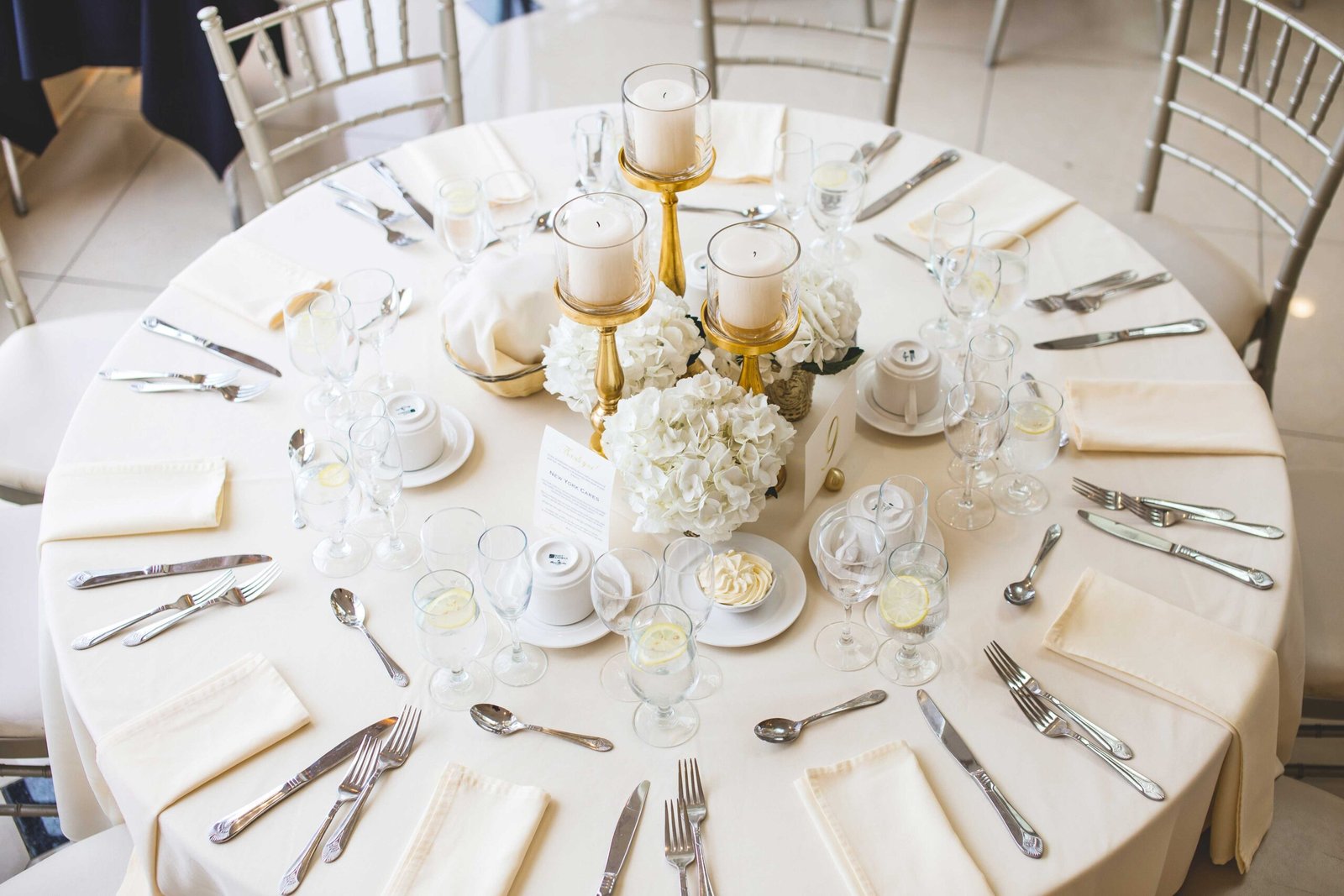 Celebris - ramos de flores blancas, velas de pilar, candelabros dorados, mesa de boda