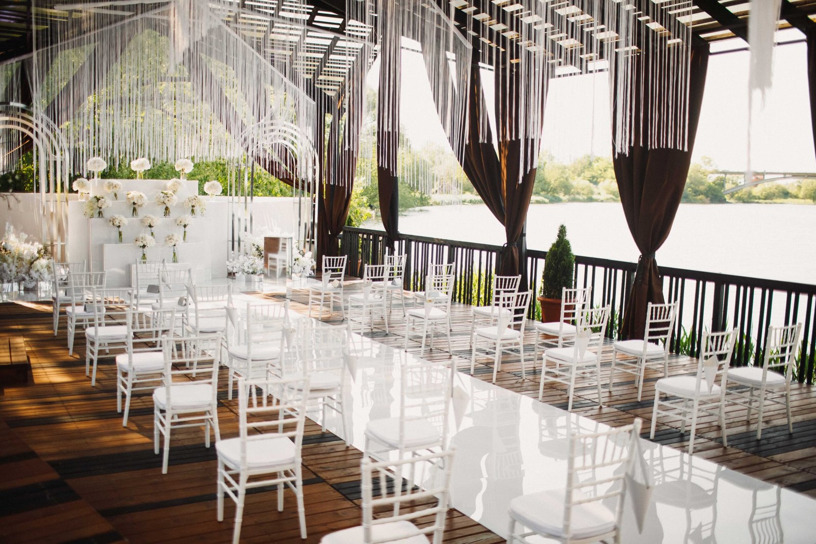 Celebris salon de bodas con vista al lago